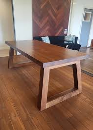 notenhouten tafel
